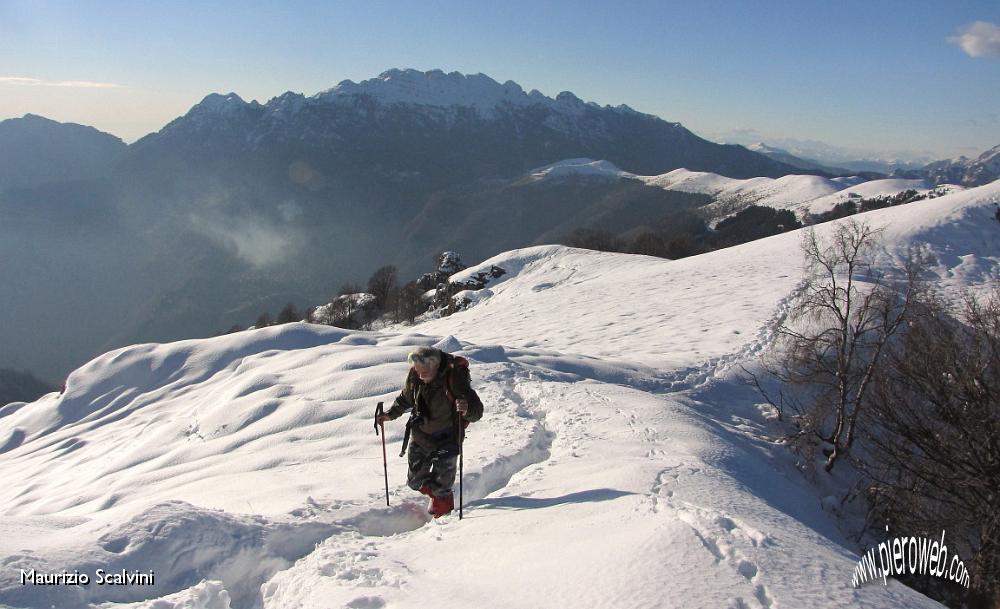 41 Tra il panorama di Valle Imagna.....JPG